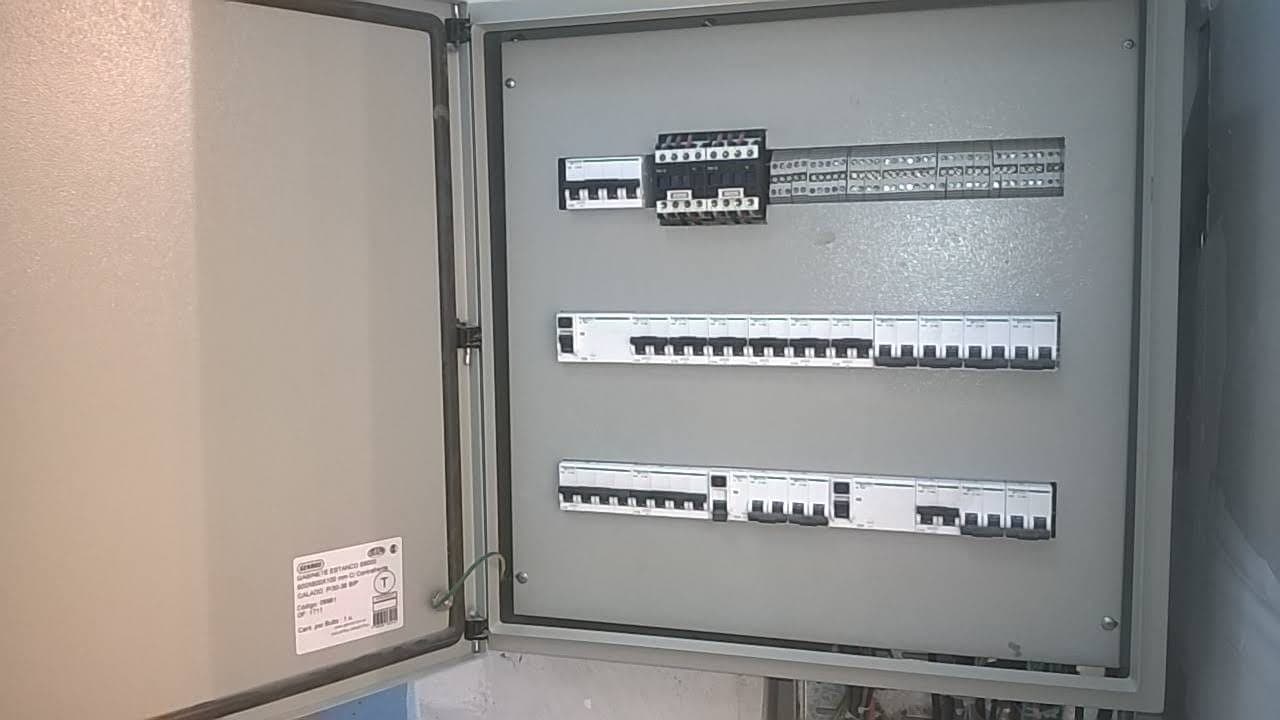 Tablero eléctrico metálico con térmicas y disyuntores ordenados