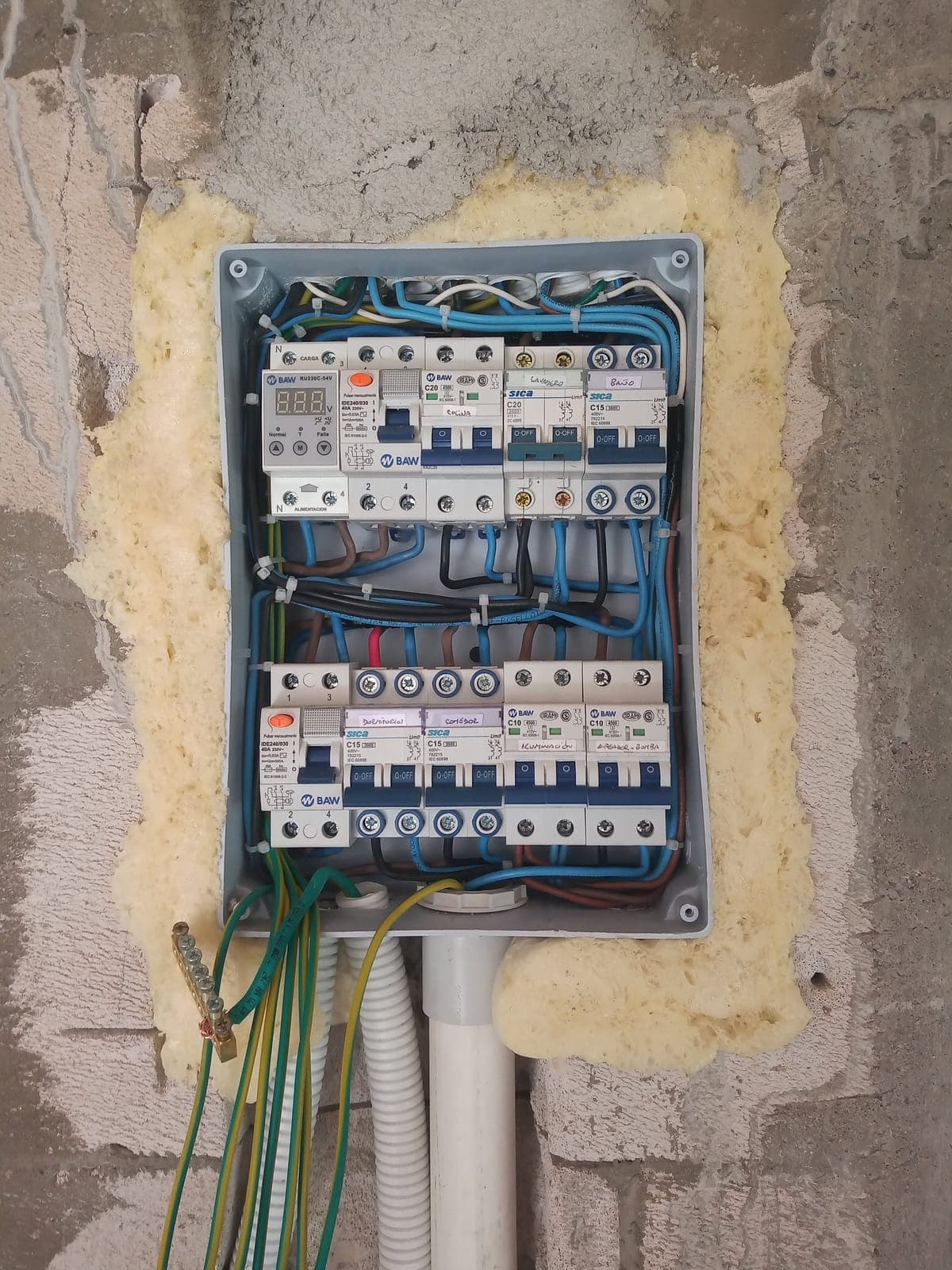 Tablero de protecciones en pared de bloques durante la obra