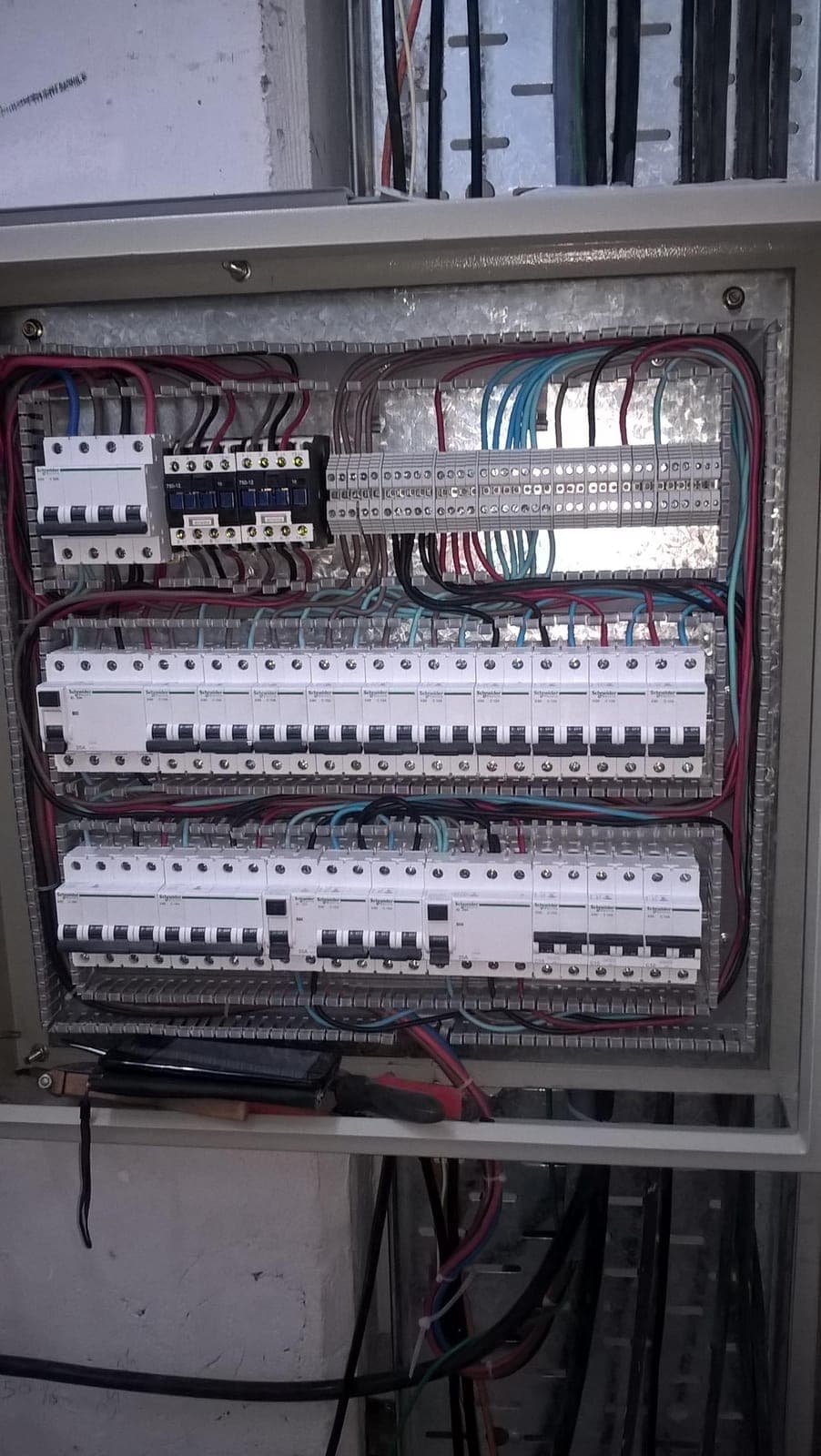 Tablero general con múltiples circuitos cableado y ordenado
