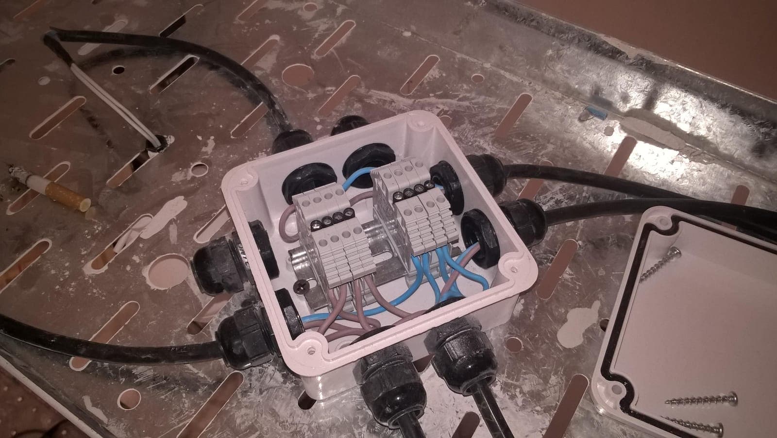 Caja de conexiones estanca con borneras