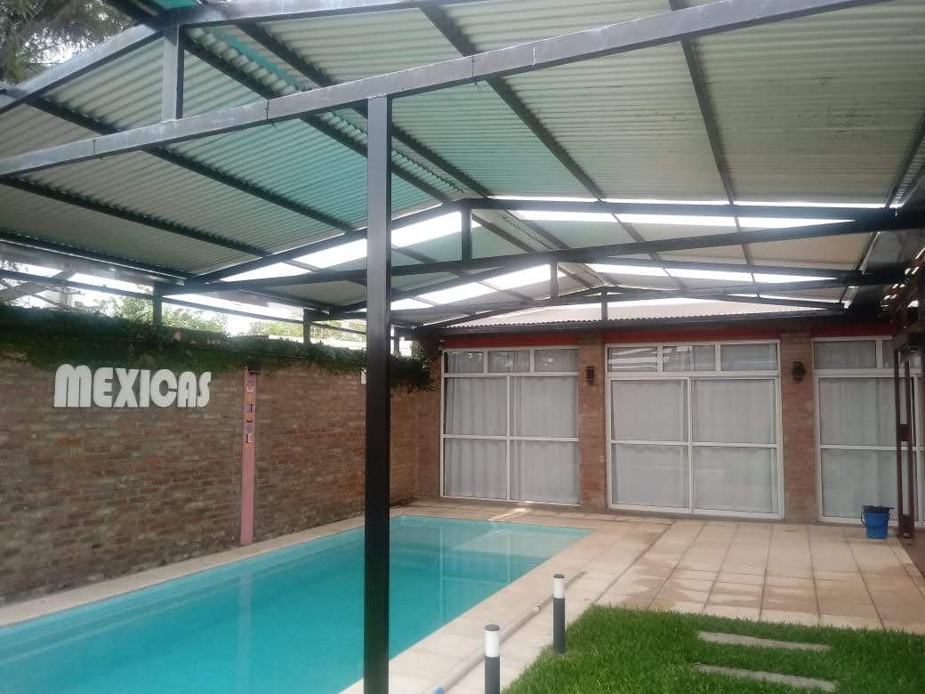 Techo de chapa sobre estructura metálica cubriendo una pileta