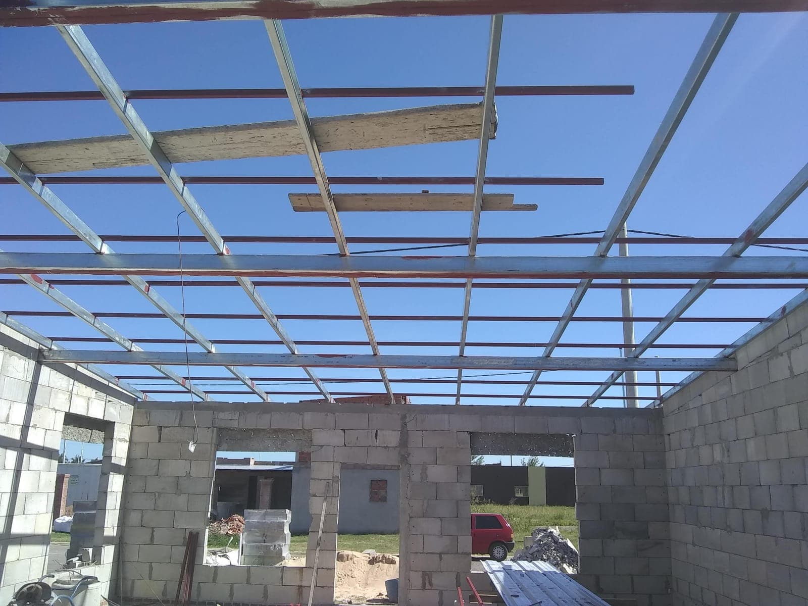Estructura de techo metálica montada sobre muros de bloques