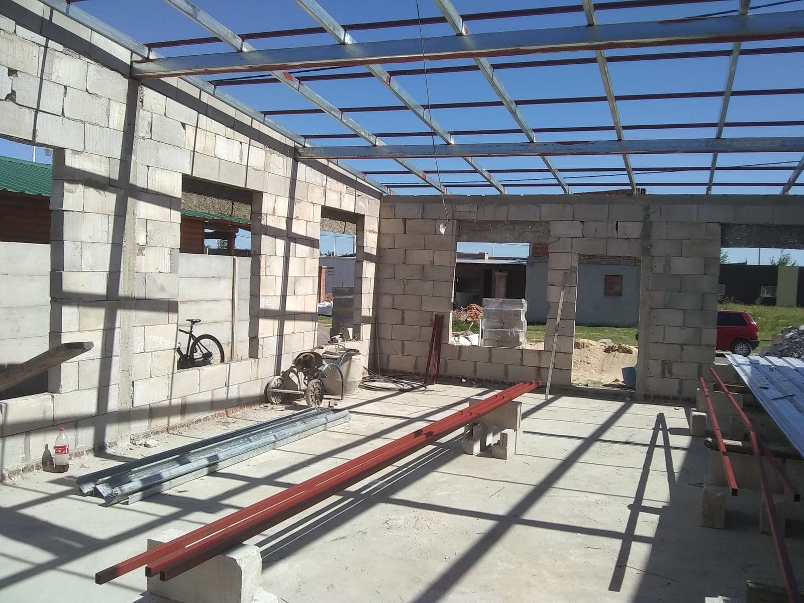 Vigas y correas metálicas de un techo en construcción
