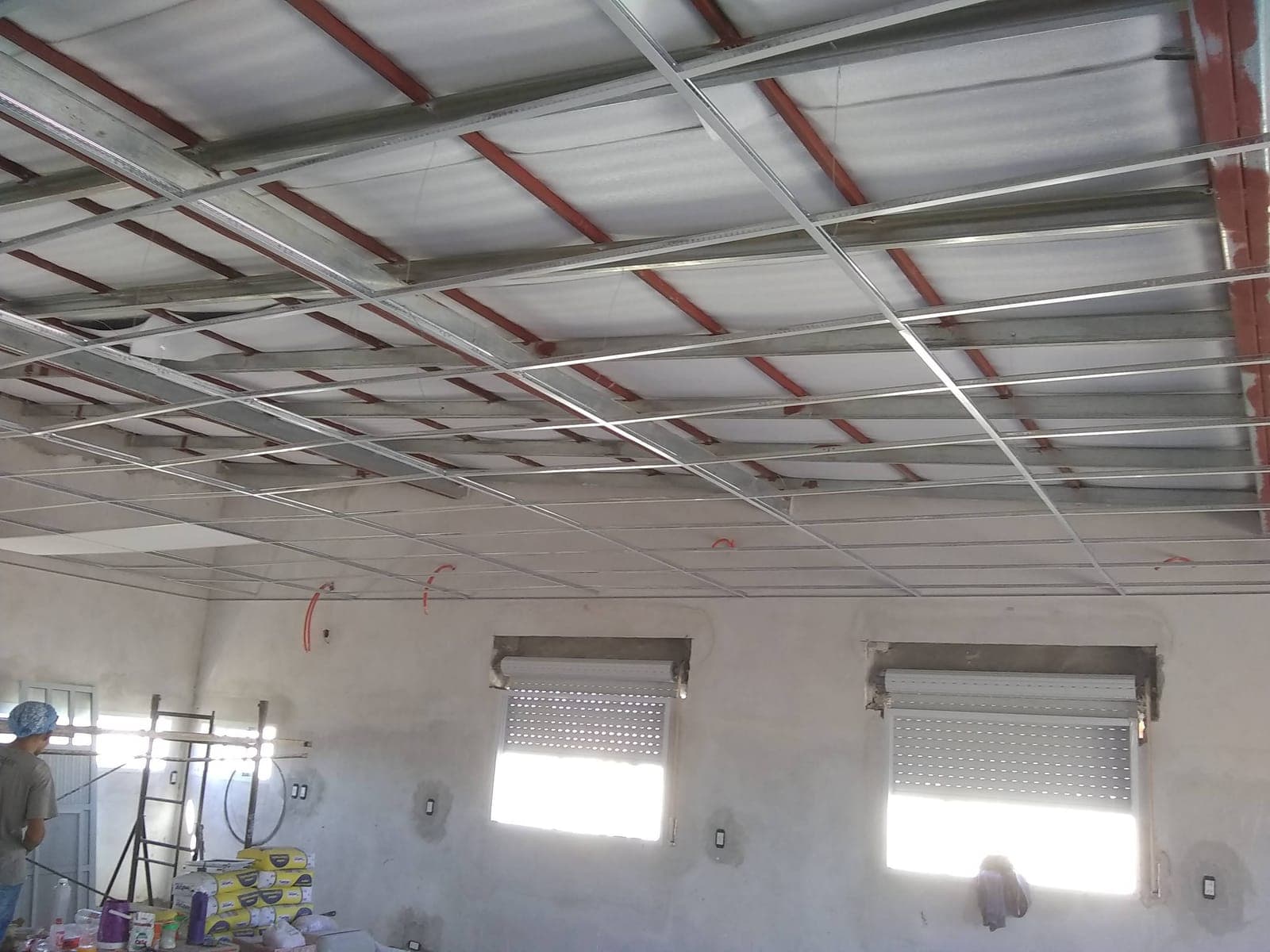 Estructura de cielorraso metálica en interior de obra