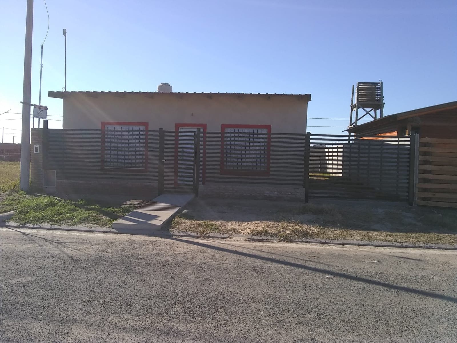 Portón y cerco de herrería en frente de vivienda