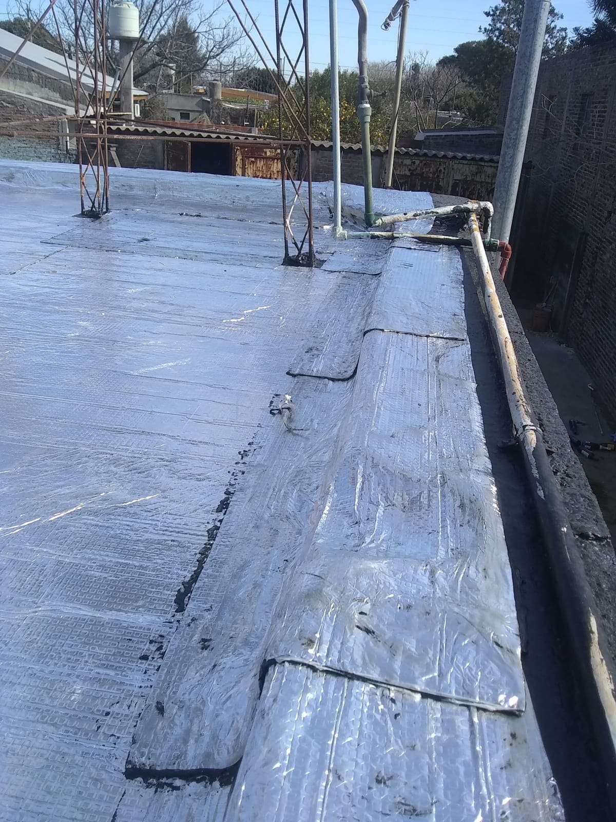 Membrana aluminizada aplicada sobre losa con desagüe