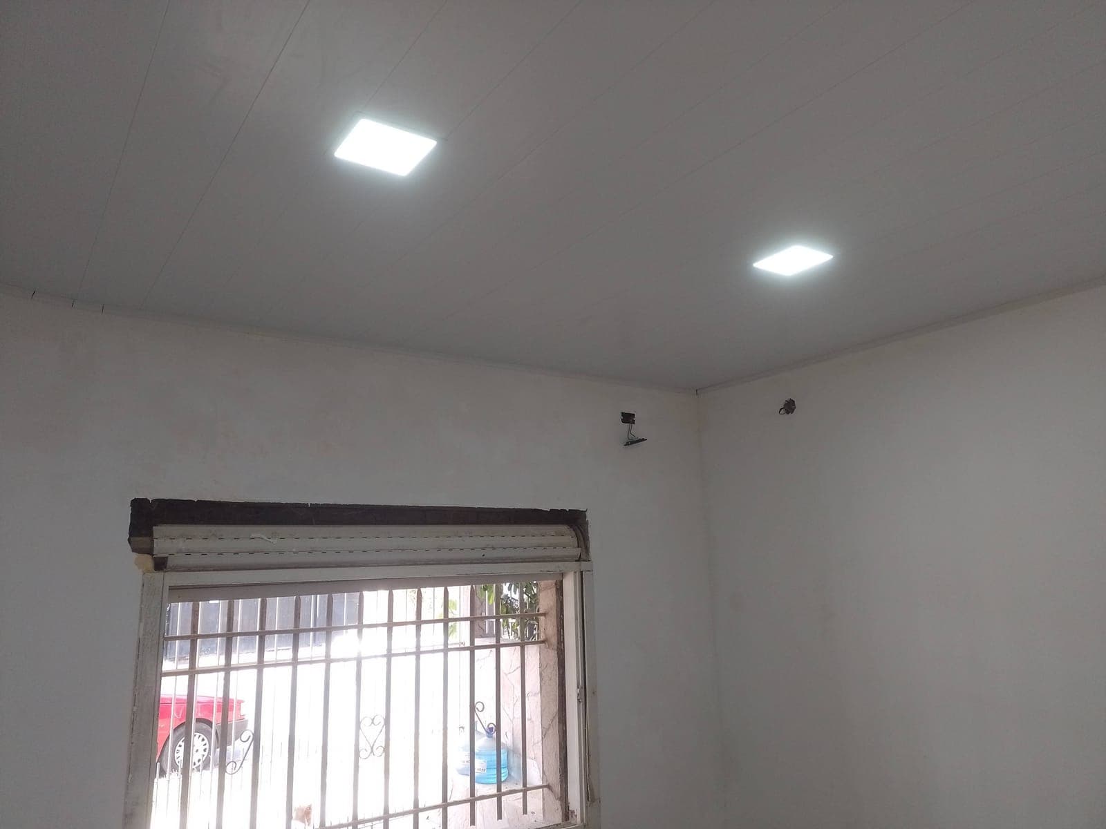 Interior terminado con paredes pintadas y luces empotradas