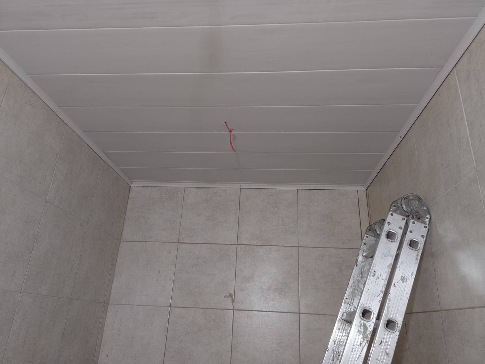 Cielorraso de PVC blanco en baño