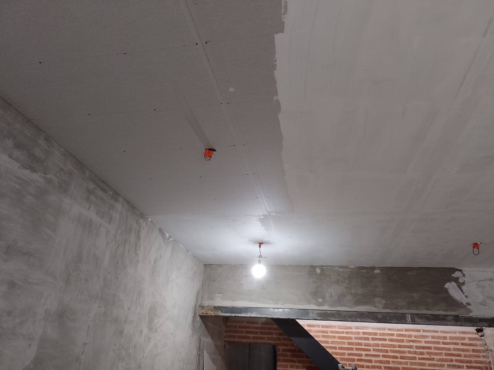 Cielorraso interior pintado, con instalación eléctrica lista