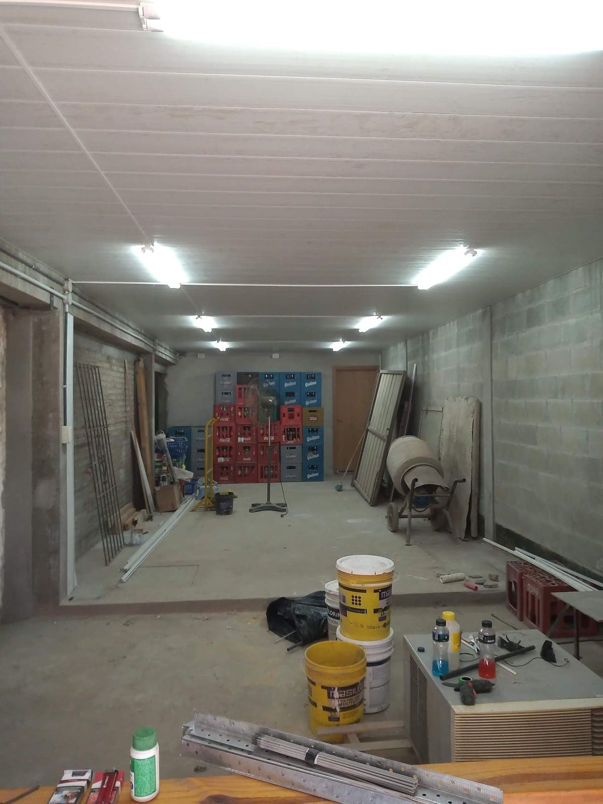 Galpón interior con paredes pintadas y luminarias