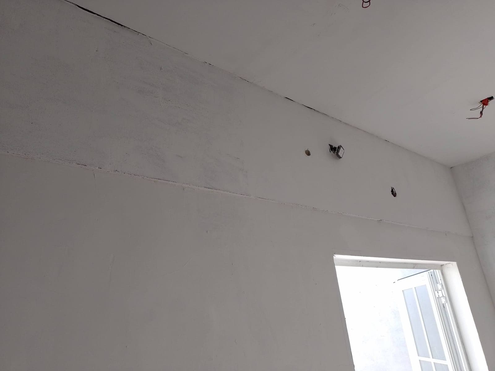 Ambiente con cielorraso inclinado pintado y ventana