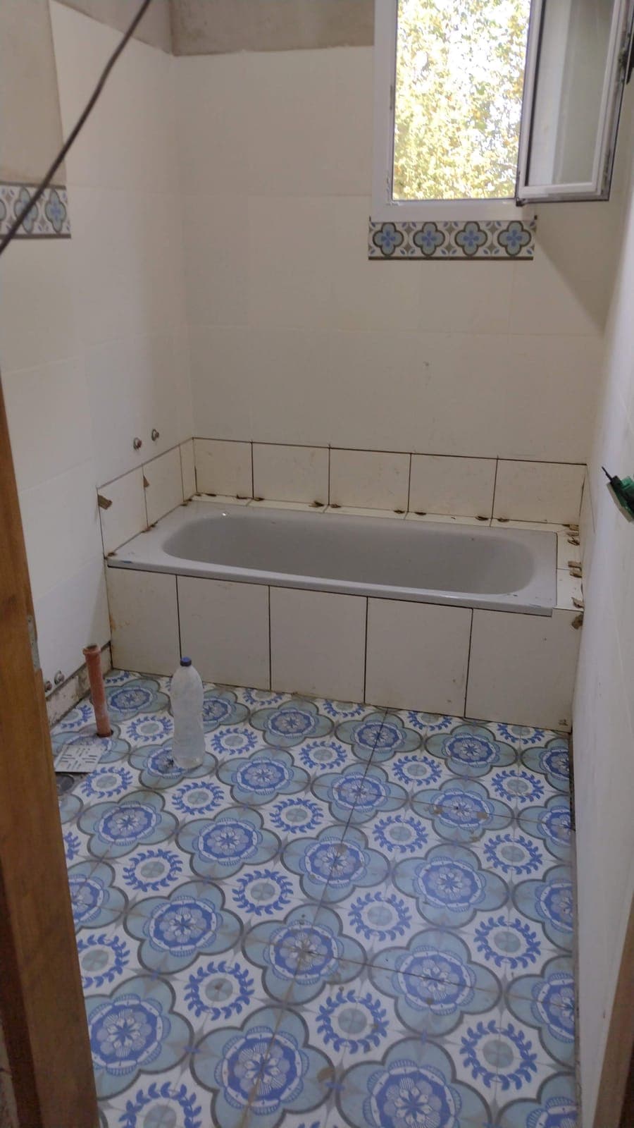 Bañera instalada en baño con revestimiento cerámico