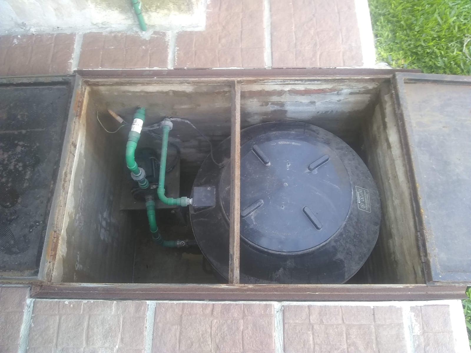 Conexiones de bomba y cisterna en cámara bajo piso