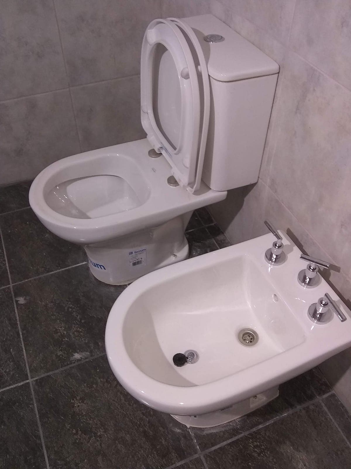 Inodoro y bidet instalados en baño terminado