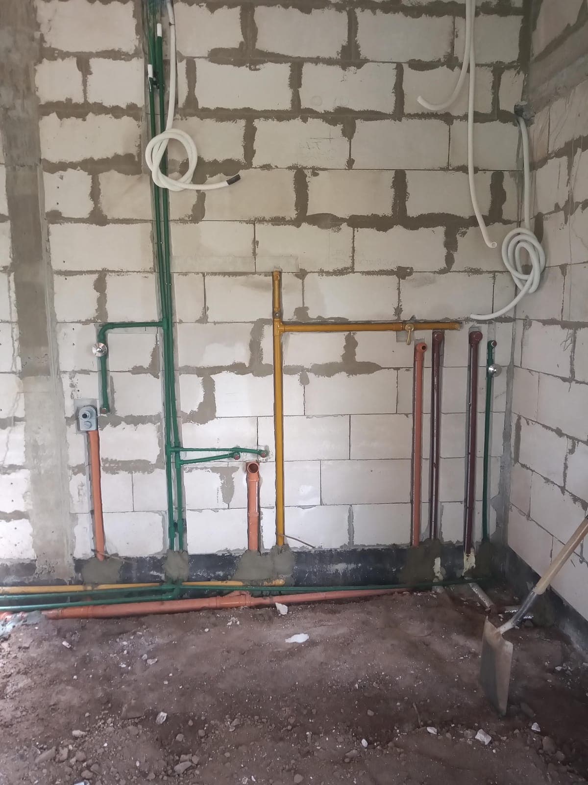 Cañerías de agua fría y caliente embutidas en pared de bloques