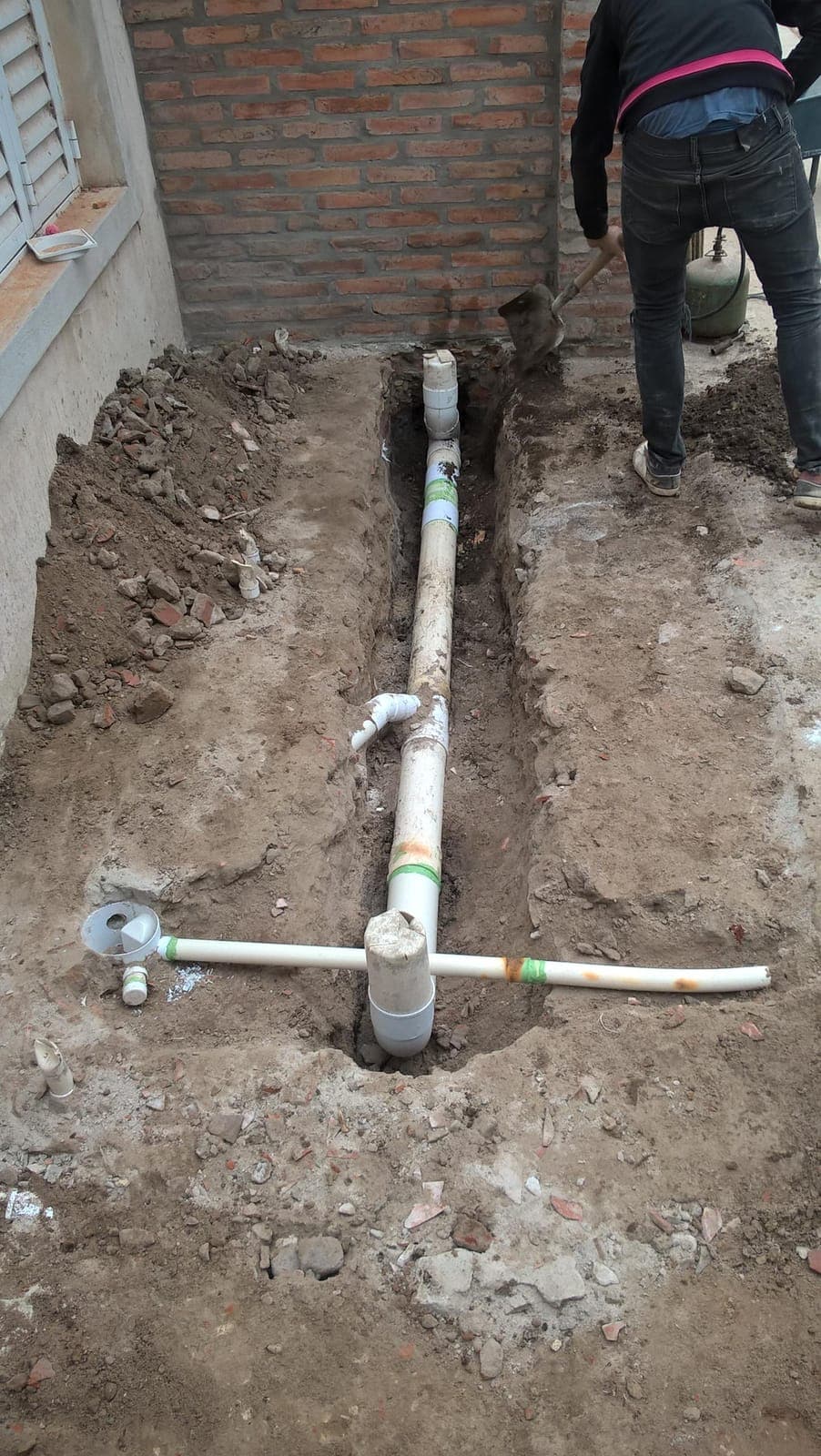 Zanja con cañería de agua y llave de paso instaladas