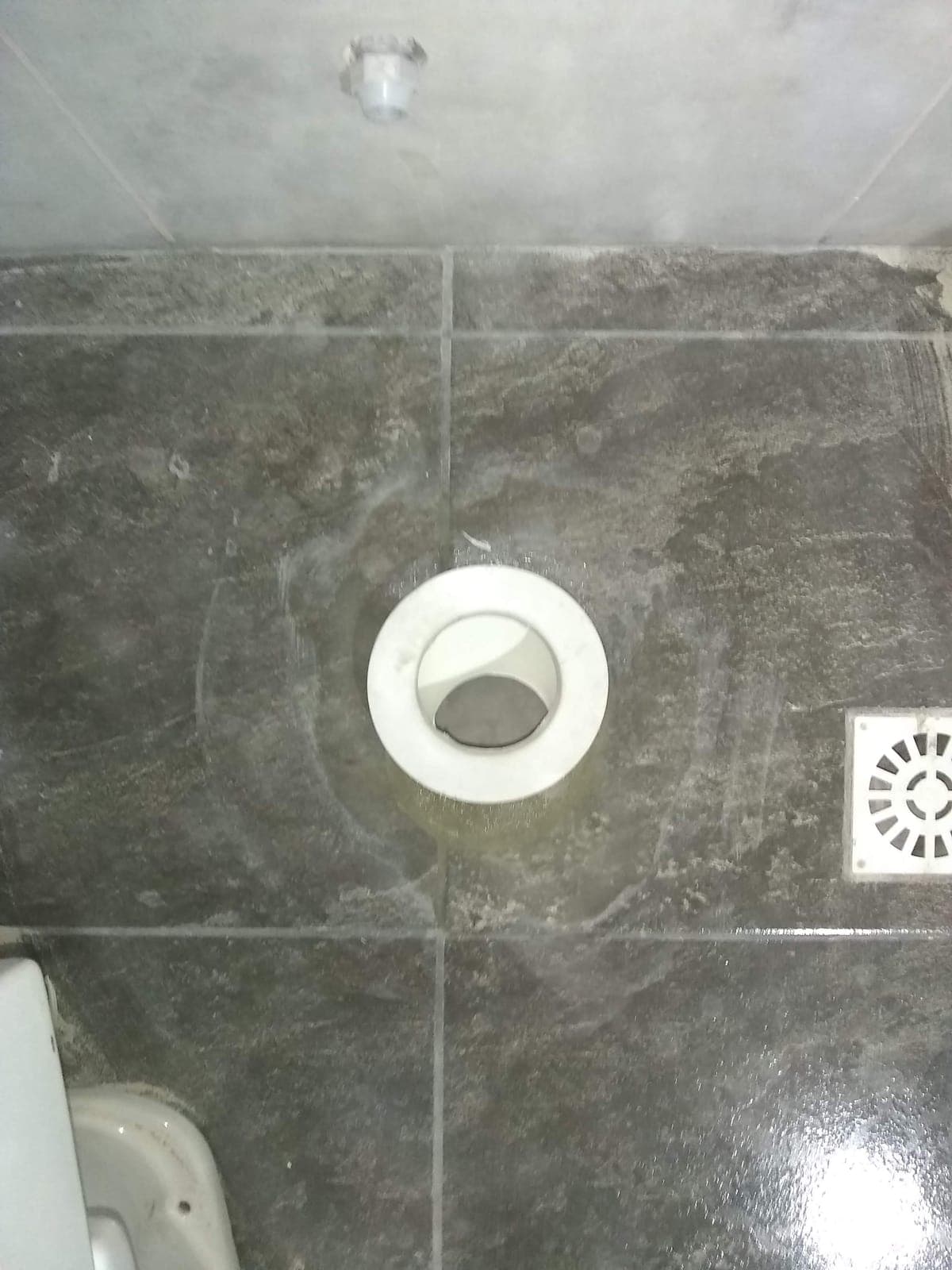 Desagüe de piso con rejilla en baño